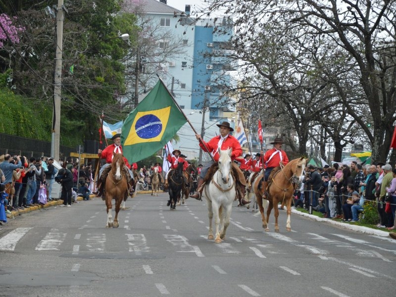 Cerca de 10 mil pessoas vão as ruas de S.Maria p/ celebrar Desfile Farroupilha - Alcir 61